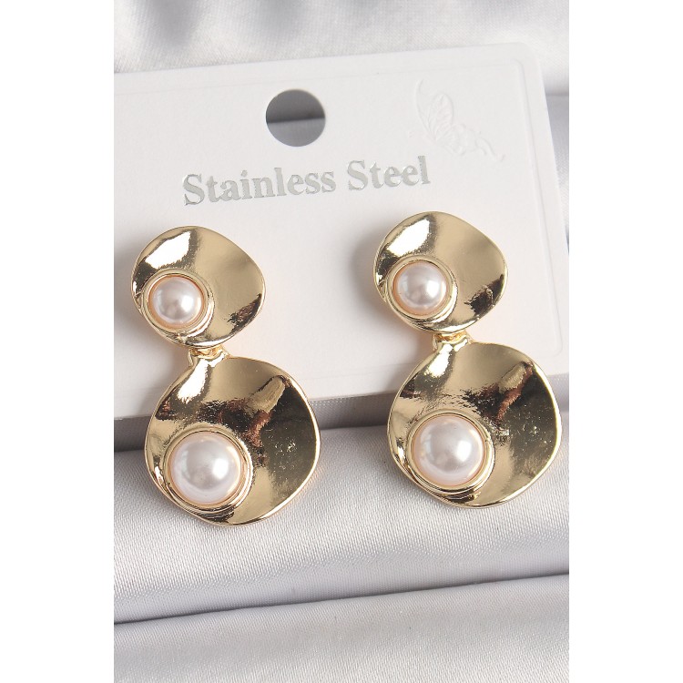 Pirinç Gold Renk Sallantı İnci Detaylı Daire Plaka Model Kadın Küpe - TJ-BKP10077