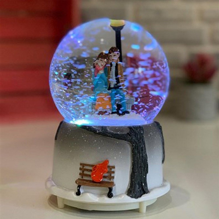 Medium-Sized Street Lamp Cute Couples Snow Globe