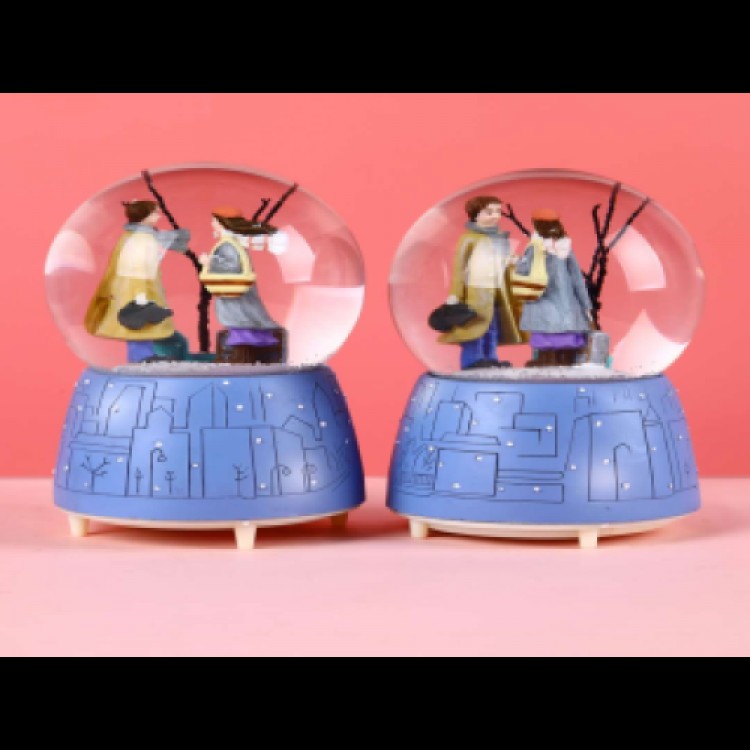 MEDIUM SIZE LIGHTED MUSICAL SNOW GLOBE MEDIUM SIZE LIGHTED MUSICAL SNOW GLOBE