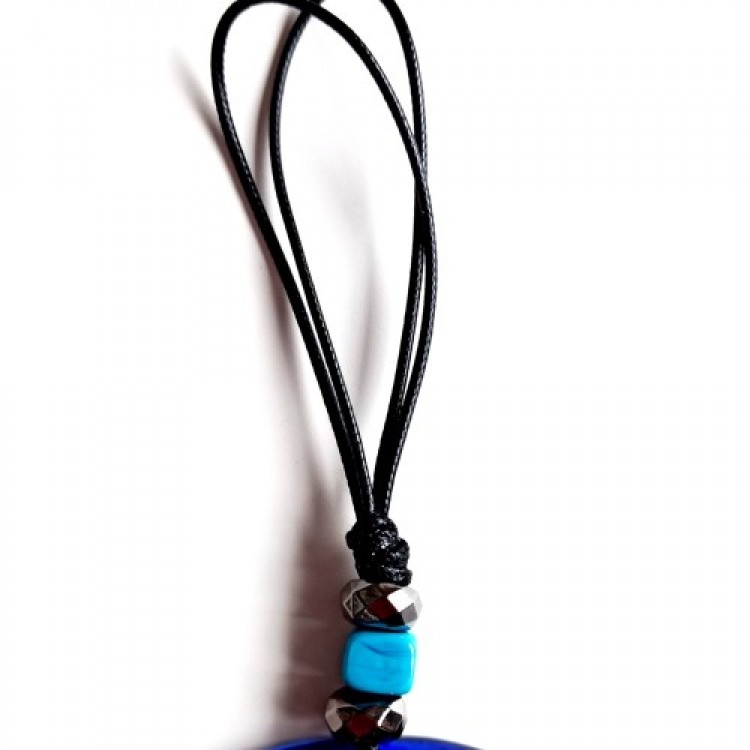 Deri İpli El Yapımı Nazar Boncuklu Mavi Renk Cam Duvar Süsü Deri İpli El Yapımı Nazar Boncuklu Mavi Renk Cam Duvar Süsü