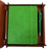 Dekoratif Yeşil Deri Kaplama Defter Ahşap Kutulu Hediyelik Vip Set Dekoratif Yeşil Deri Kaplama Defter Ahşap Kutulu Hediyelik Vip Set